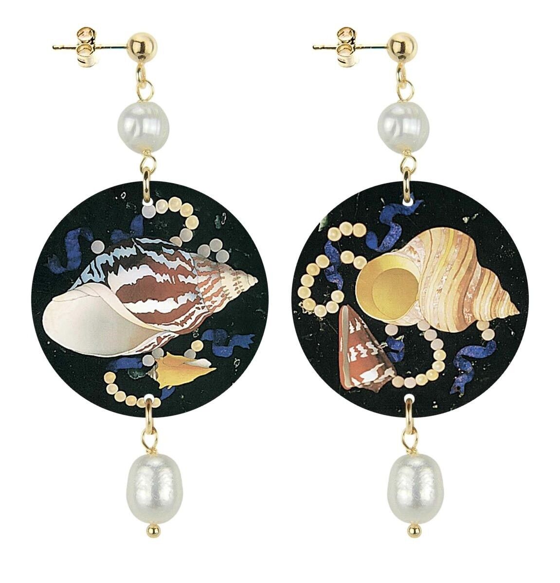 Accessori ispirati al mare per le vacanze. Orecchini Donna The Circle Piccolo Conchiglie Fondo Scuro. Made in Italy