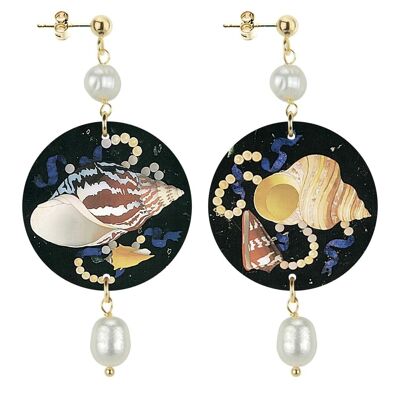 Des accessoires inspirés de la mer pour les vacances. Boucles d'Oreilles Femme Le Cercle Petits Coquillages Fond Foncé. Fabriqué en Italie