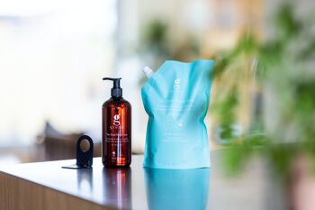 The Kind Hand Soap - solution de savon pour les mains hydratante et hypoallergénique avec analyse Co2 imprimée sur la bouteille 2