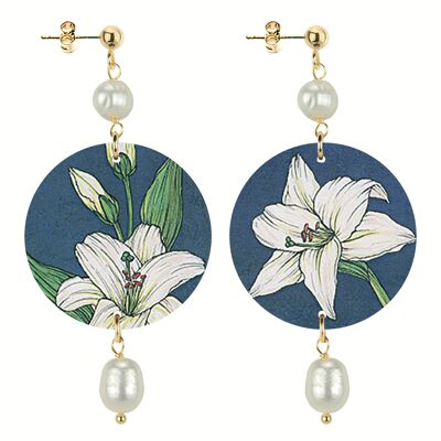 Célébrez le printemps avec des bijoux inspirés des fleurs. Boucles d'Oreilles Femme The Circle Petite Fleur Blanche Fond Bleu Fabriqué en Italie