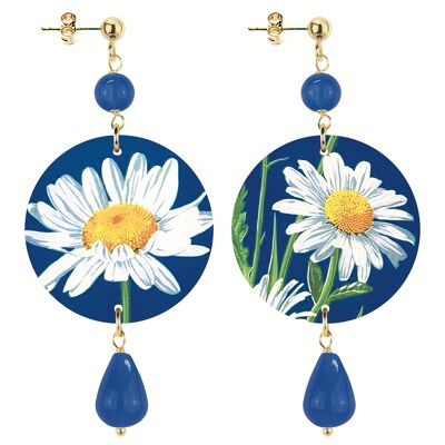 Feiern Sie den Frühling mit von Blumen inspiriertem Schmuck. The Circle Damenohrringe Kleine weiße Blume blauer Hintergrund Made in Italy
