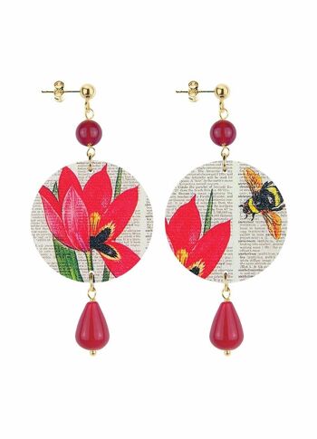 Célébrez le printemps avec des bijoux inspirés des fleurs. Boucles d'Oreilles Femme Cercle Petite Fleur Rouge Fond Clair. Fabriqué en Italie