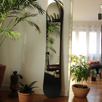 Upcycled black mirror with eco-friendly design