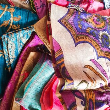 Grands sacs-cadeaux en sari avec cordon de serrage 19