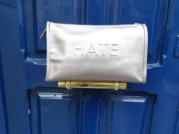 TROUSSE DE TOILETTE "LOVE/HATE"
Couleur Argent Metal 3