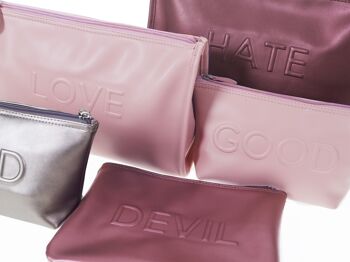 TROUSSE DE TOILETTE "LOVE/HATE"
Couleur Argent Metal 4