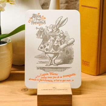 Carte Letterpress Lapin à la Trompette - Alice au Pays des Merveilles - Littérature, orange fluo 1
