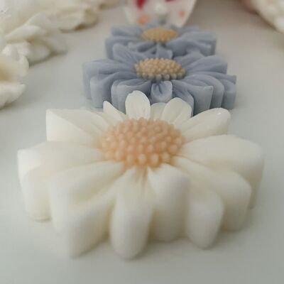 Scented fondant in the shape of a daisy
