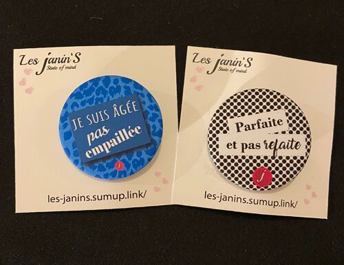 2 badges épingles 45 mm "Agée pas empaillée, parfaite et pas refaite"