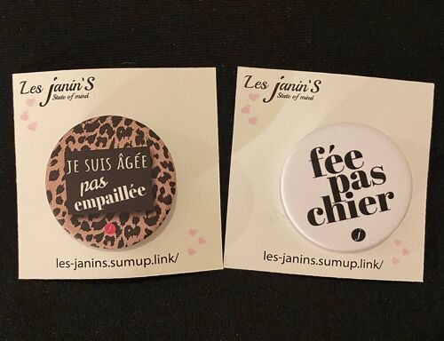 2 badges épingles 45mm "Agée pas empaillée, Fée pas chier"