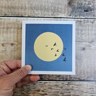 Fly Away Home – Blanko-Grußkarte mit Vollmond und Vogelschwarm