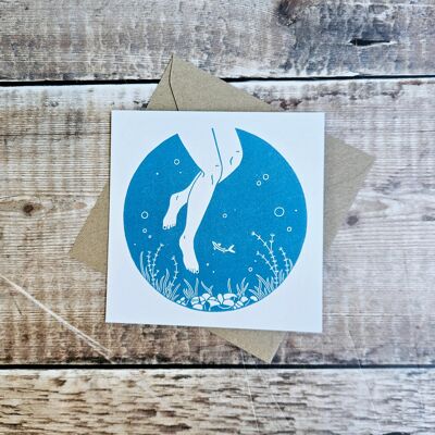 Abajo: tarjeta de felicitación en blanco con un par de piernas bajo el agua