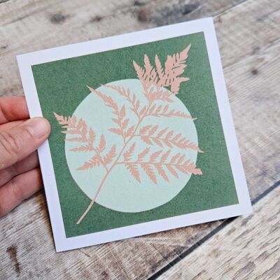 Helecho - Tarjeta de felicitación en blanco con un helecho delante de un círculo verde pálido