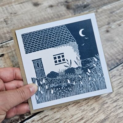 Cabaña costera - Tarjeta de felicitación en blanco de una cabaña blanca con vistas a la costa bajo una luna creciente