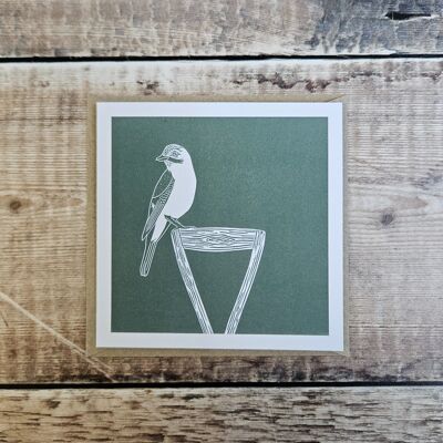 Jay on Spade - Biglietto di auguri vuoto di un uccello Jay europeo appollaiato su una vanga da giardino