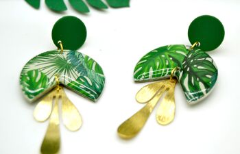 Boucles d'oreilles Monstera vertes et dorées en résine - Inspiration Tropicale pour un look rafraîchissant 2