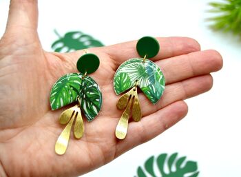 Boucles d'oreilles Monstera vertes et dorées en résine - Inspiration Tropicale pour un look rafraîchissant 3