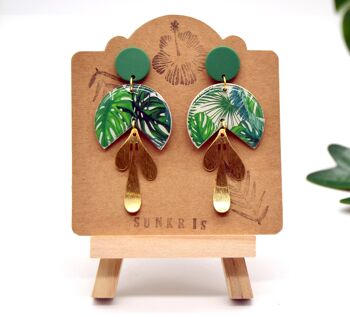 Boucles d'oreilles Monstera vertes et dorées en résine - Inspiration Tropicale pour un look rafraîchissant 4