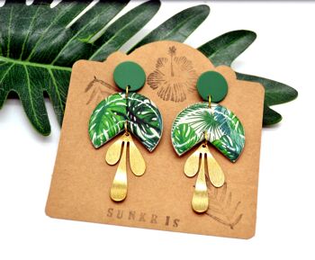Boucles d'oreilles Monstera vertes et dorées en résine - Inspiration Tropicale pour un look rafraîchissant 5