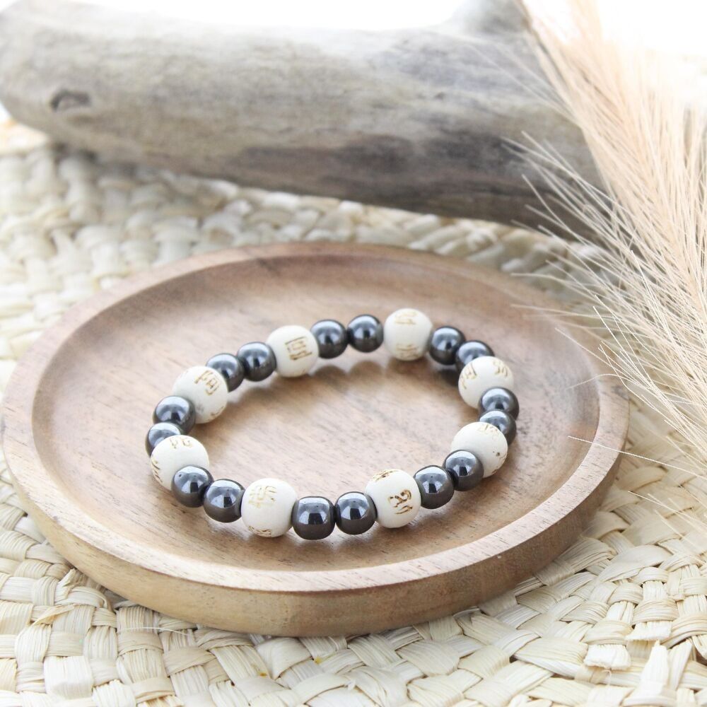 Bracciale in ematite con perline tonde da 8 mm e perline in legno da 1 cm