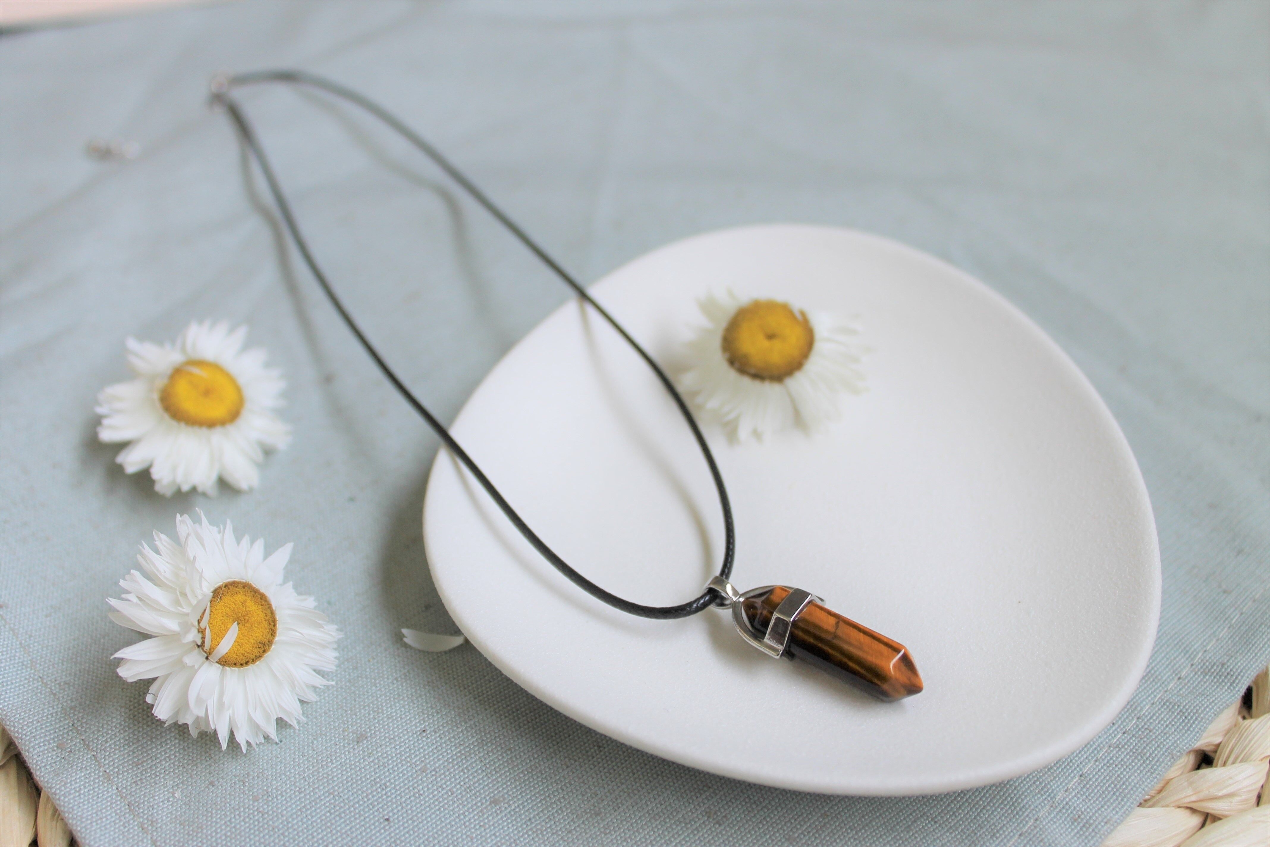 Collana con cordino nero a punta occhio di tigre