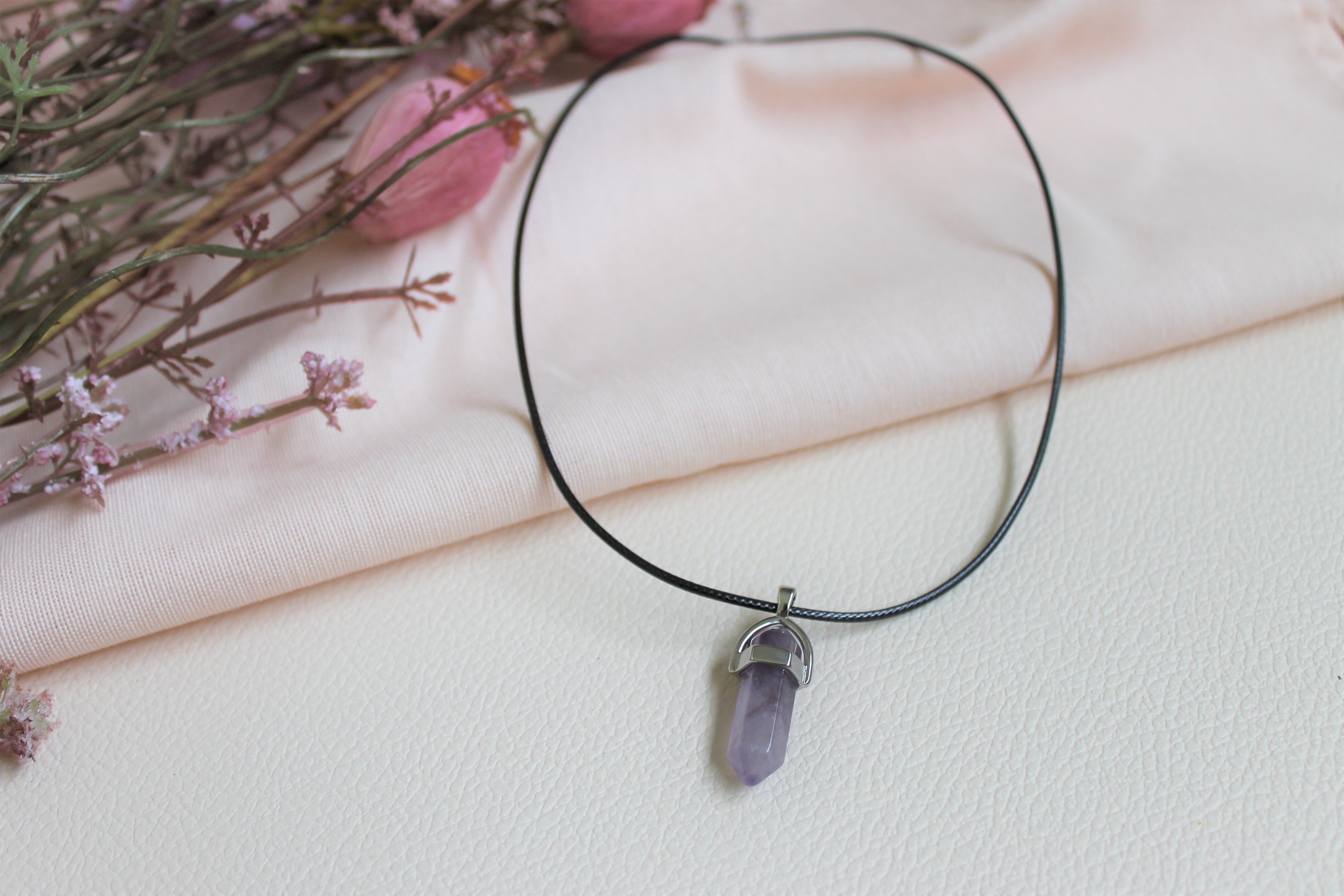 Collana con ametista a punta di cordino nero