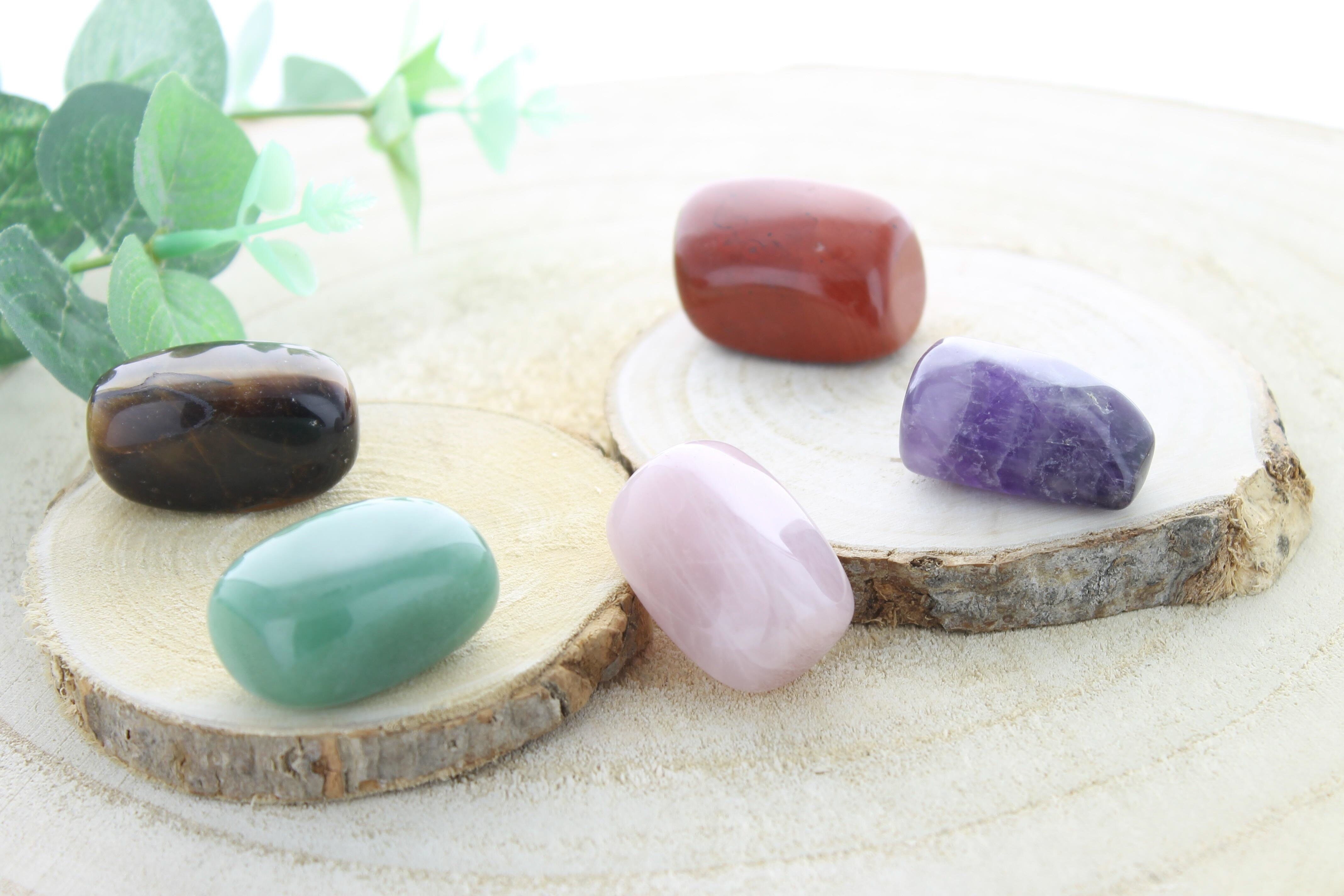 Trommelstein Größe L mit Eigenschaften und Chakrakarte