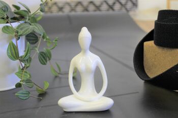 Statuette en Porcelaine Posture du Lotus Dhyana Mudra Blanc brillant 10 cm 1