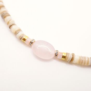 Collier Lonnie en perles heishi crème et sa jolie pierre de Quartz rose 4