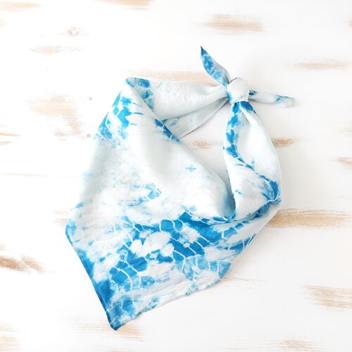 Pañuelo de seda teñido a mano con indigo natural. Diseño shibori.