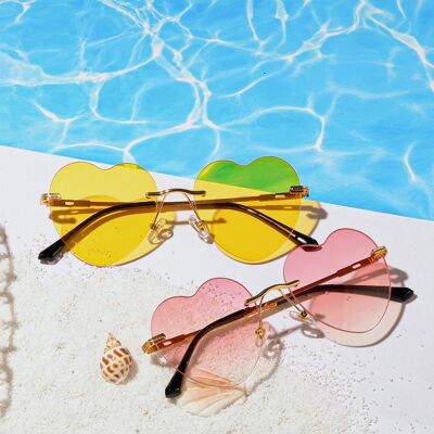 Occhiali da sole colorati da spiaggia con montatura a cuore