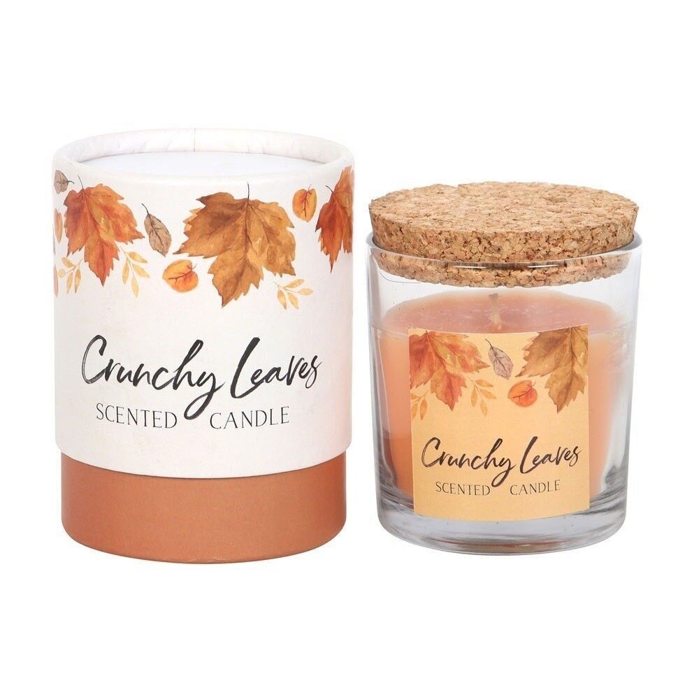Candela autunnale con foglie croccanti