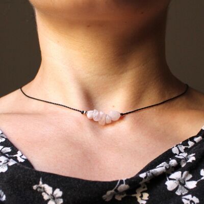Verstellbare Halskette aus Wachsschnur mit Rosenquarzsplittern