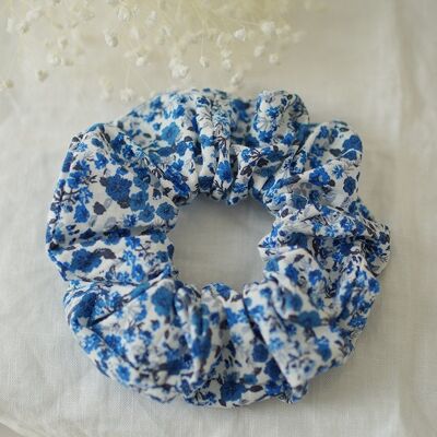 Scrunchie Mathis con estampado floral azul y blanco