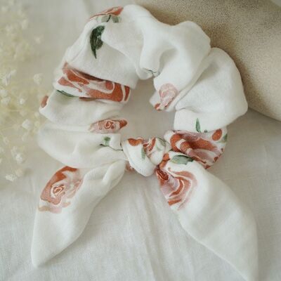Weißes Esmée Bow Scrunchie mit rosa und grünem Blumendruck