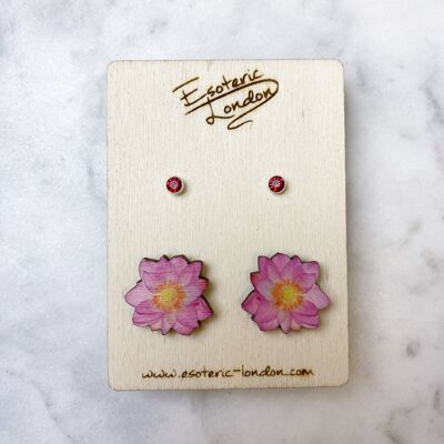 Luglio: set di orecchini a bottone con fiore di nascita di ninfea e rubino e pietra portafortuna