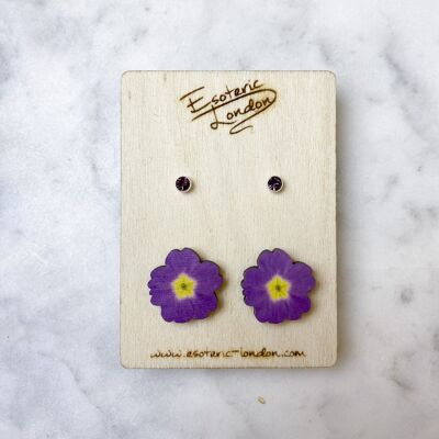 Febbraio: set di orecchini a bottone con fiore di nascita di primula e ametista e pietra portafortuna