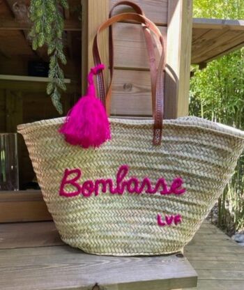 Panier en paille "Bombasse" avec pompon long fushia 1