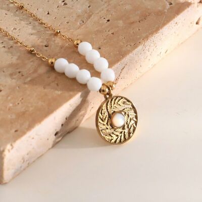 Pendant necklace with white stone