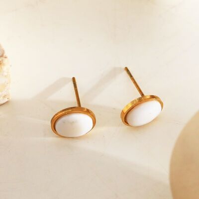 Oval earrings with white stone