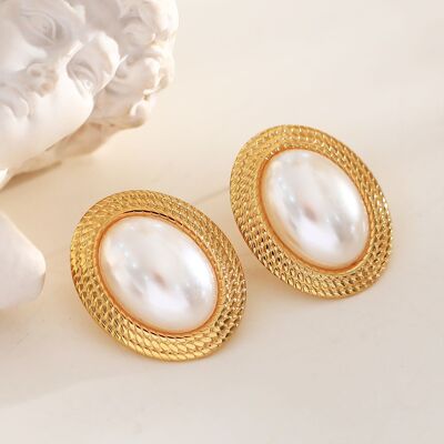 Oval earrings with pearl