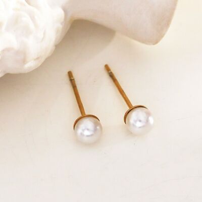 Mini pearl earrings