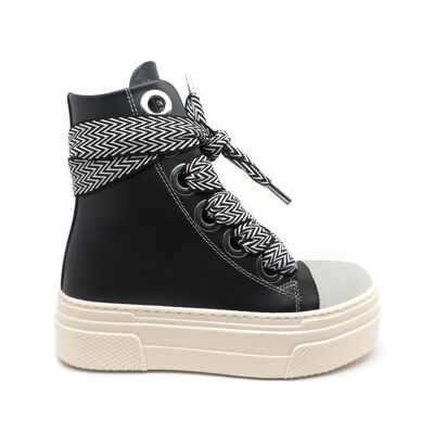 Calipso 300 Black sneaker with black and white lace