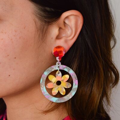 Aretes colgantes de argolla llamativos Flower Power de acrílico reciclado