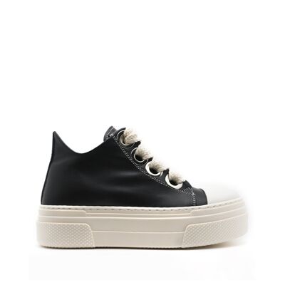 Low black sneaker in cream lace leather
