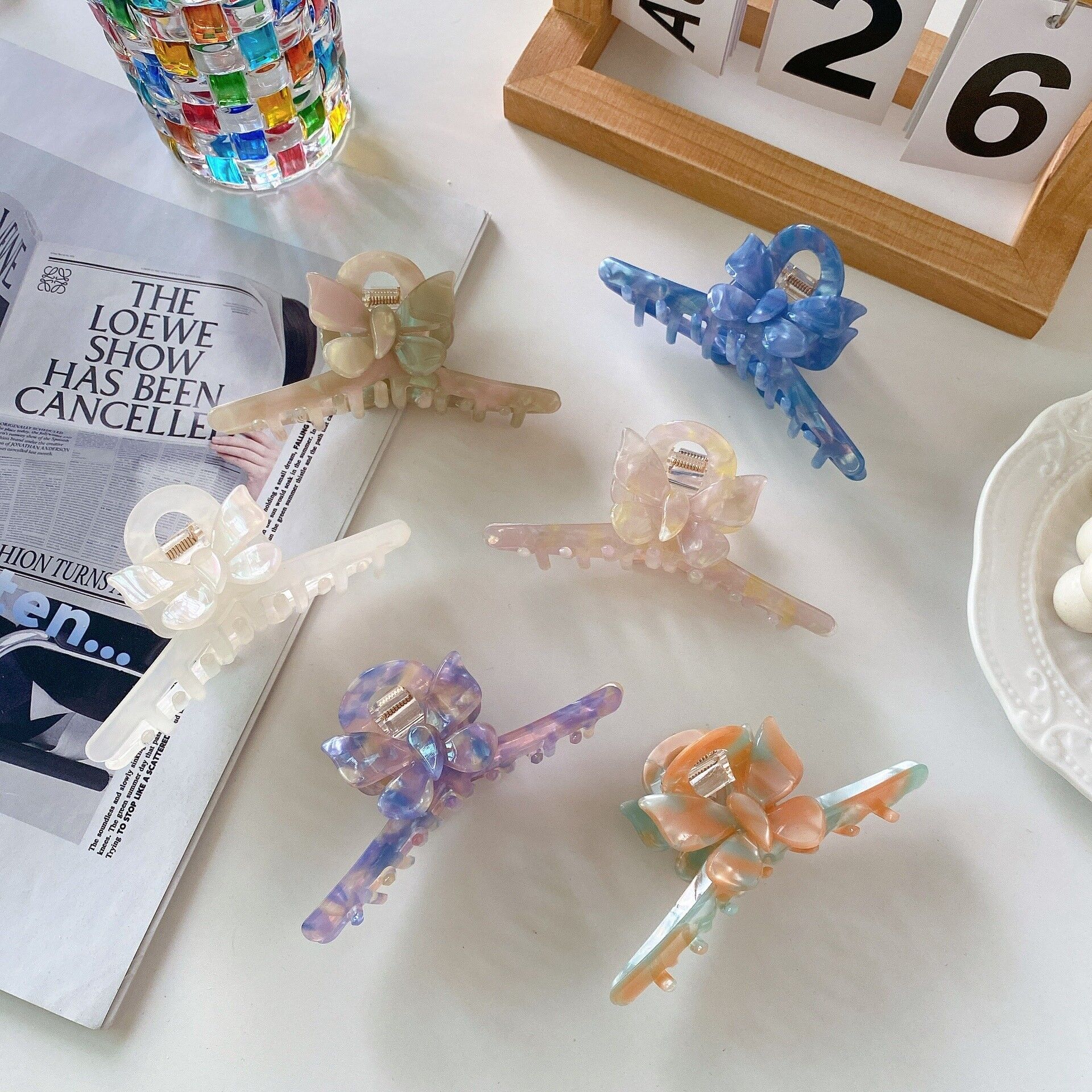 Clip ad artiglio tie-dye con cuciture a farfalla