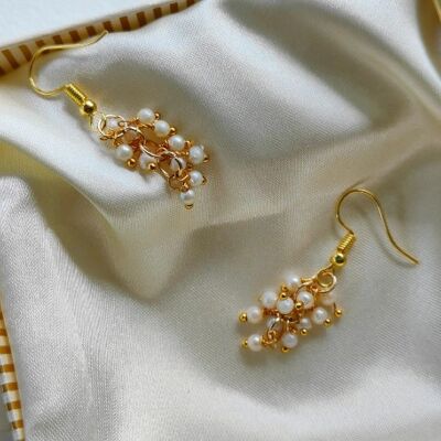 Aretes pequeños de oro y plata con perla delicada y delicada