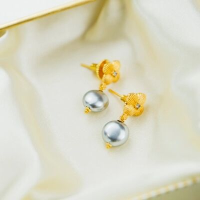Aretes florales de agua dulce con una sola perla gris y delicada gota floral para boda