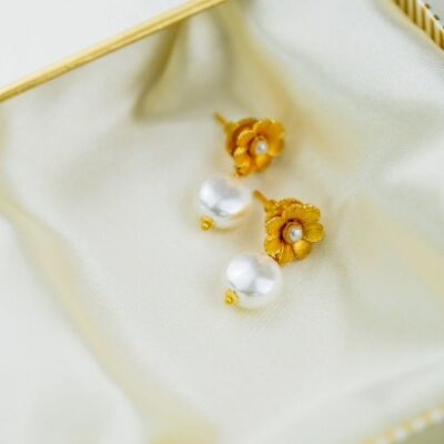 Aretes florales de agua dulce con una sola perla blanca y delicada gota floral para boda