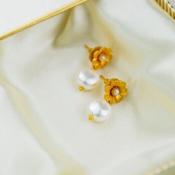 Boucles d'oreilles à tige florale de mariage avec perle blanche unique d'eau douce florale 1